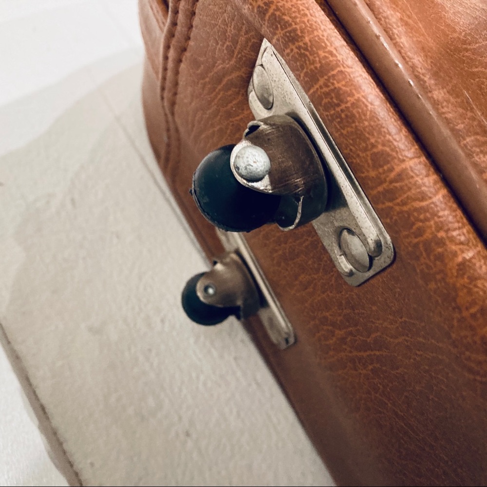 SOLD. Set of 2 Vintage 70s Tan Faux Leather Suitcases - Picture 12 of 13